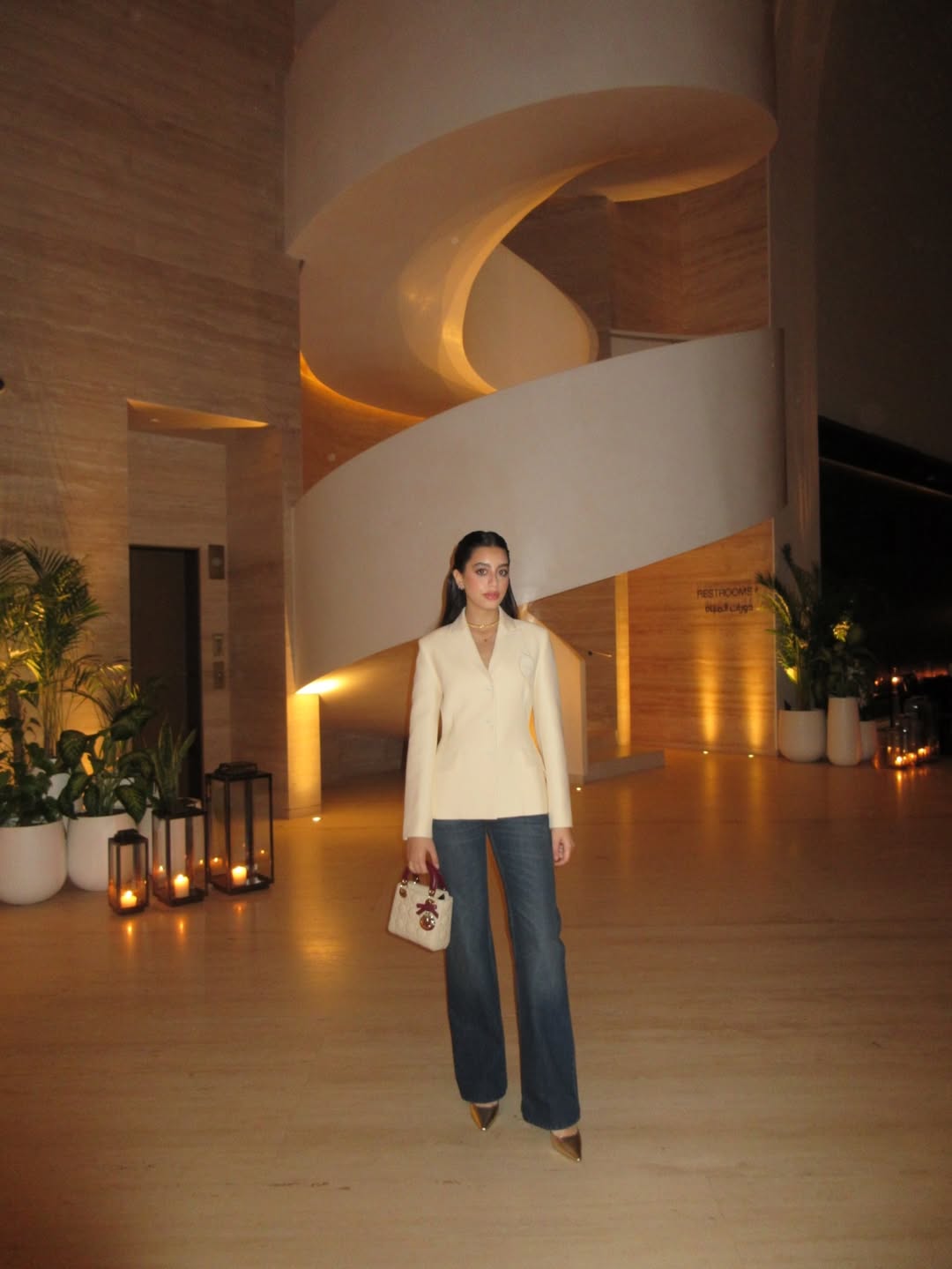  ياسمينا العبد ارتدت بنطالا داكن اللون مع بليزركلاسيكي باللون البيج