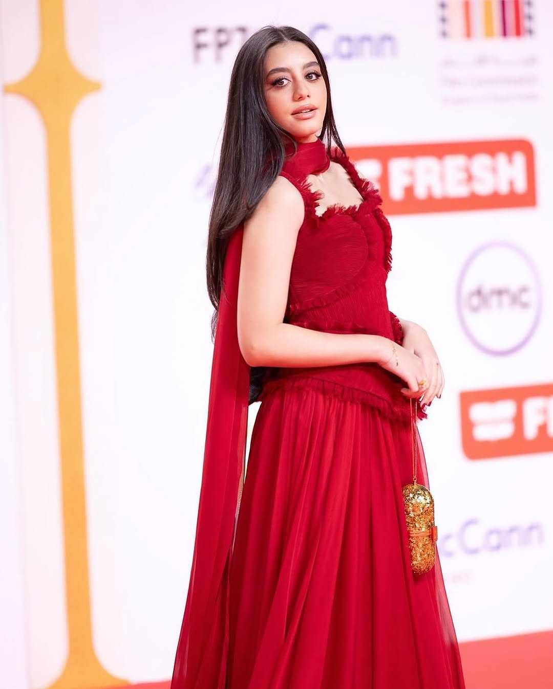 إطلالة ياسمينا العبد بالفستان الأحمر