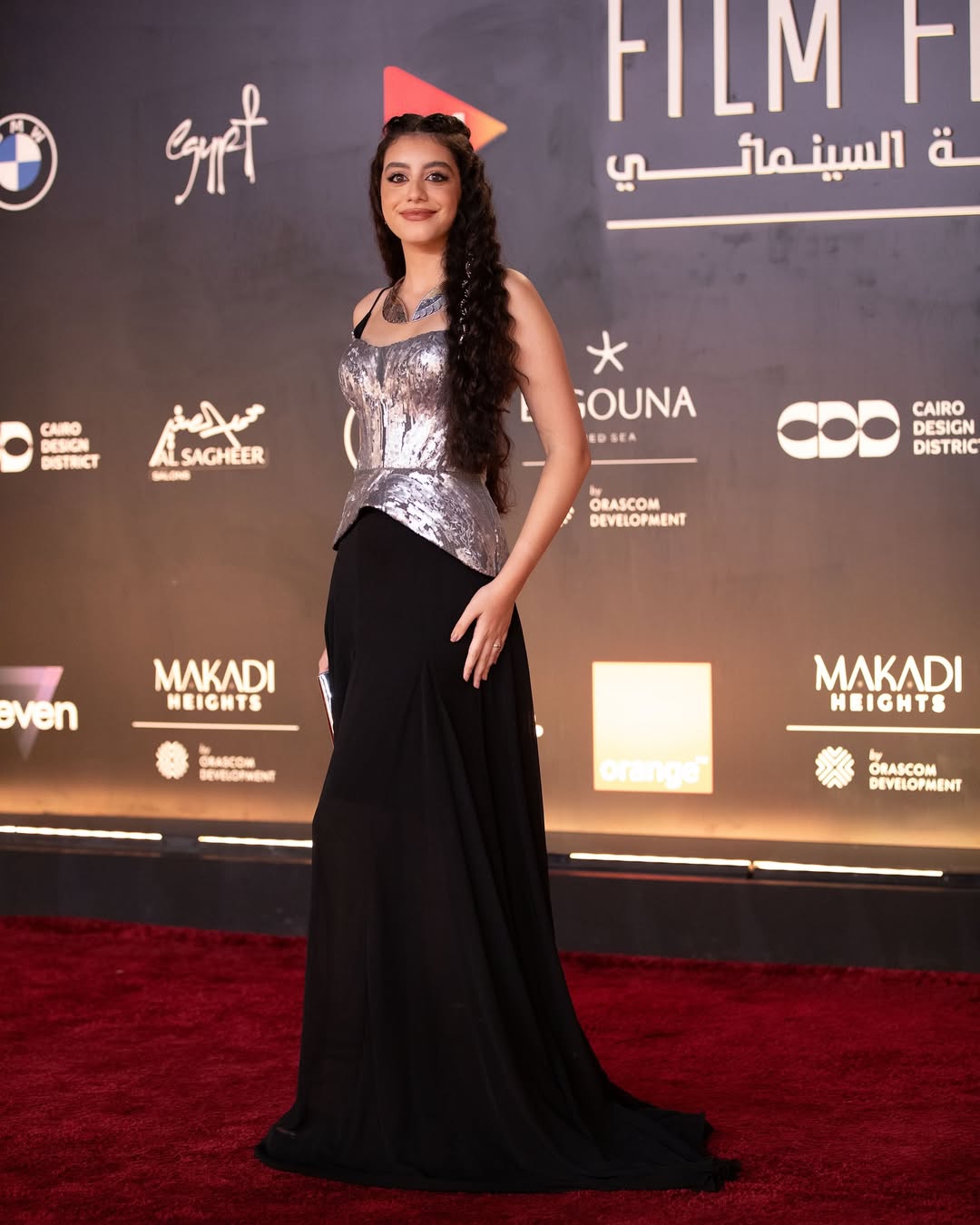 ياسمينا العبد بفستان طويل مصمم بكورسيه مرصع بالترتر الفضي