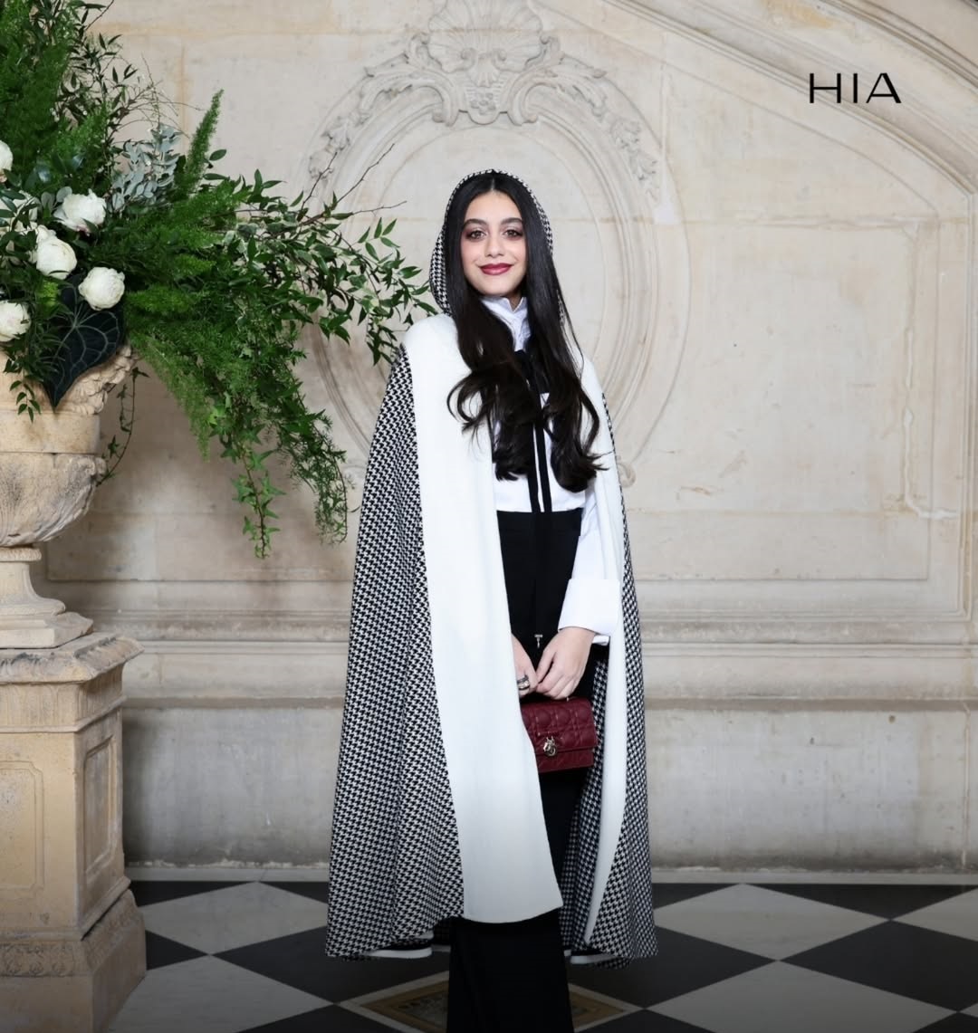 ياسمينا العبد ترتدي البنطال الكلاسيكي مع قميص أبيض والكاب الموصول بغطاء الرأس