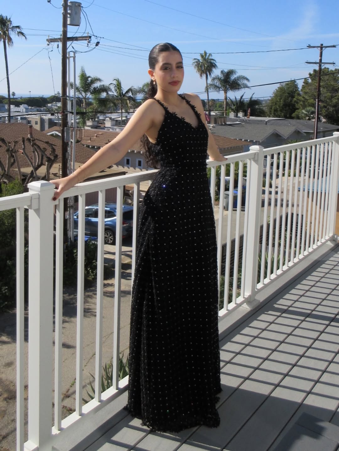 ياسمينا العبد تعكس عصرية "ديور" بلمسات كريستالية