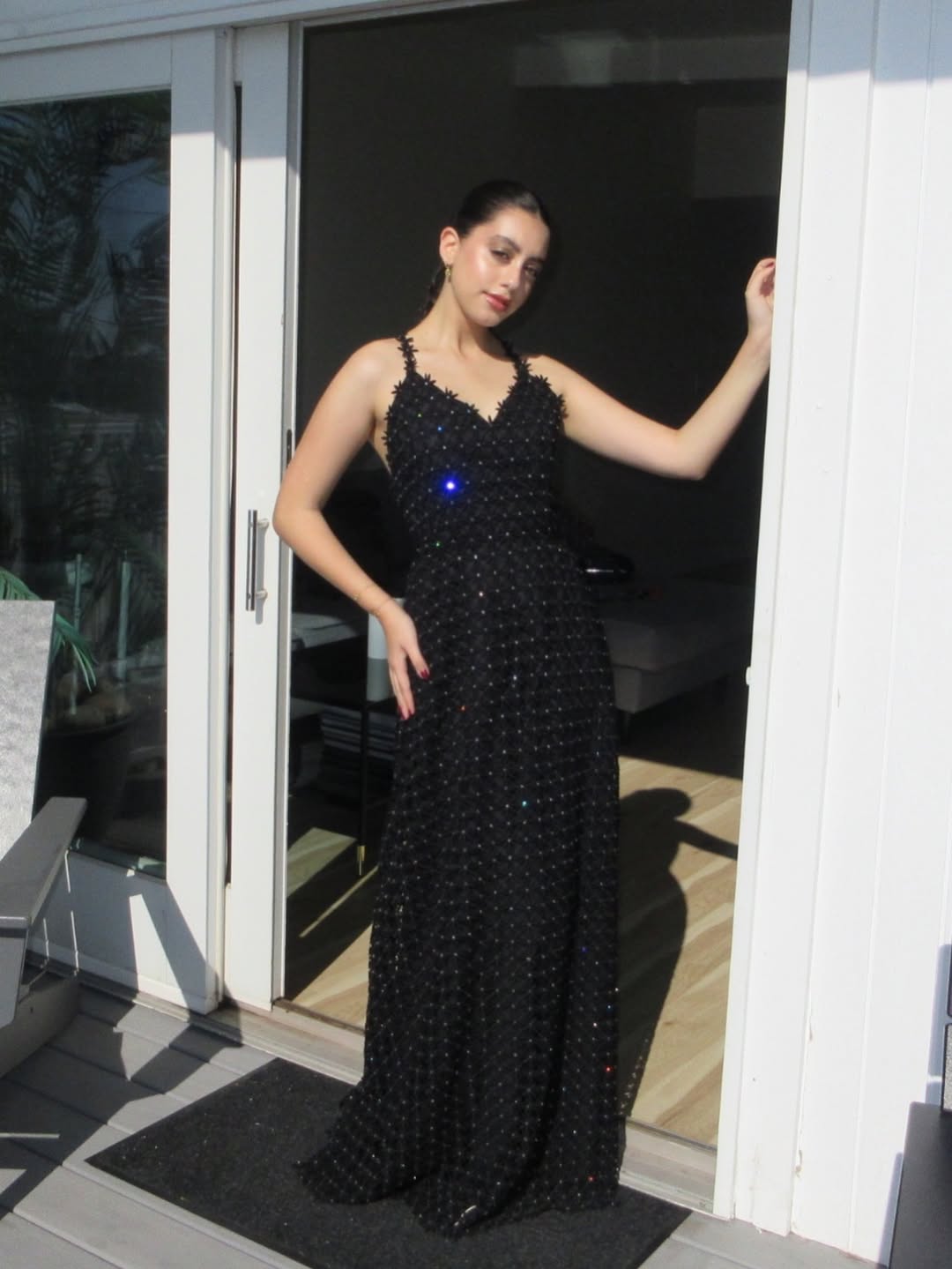 ياسمينا العبد تعكس عصرية "ديور" بلمسات كريستالية