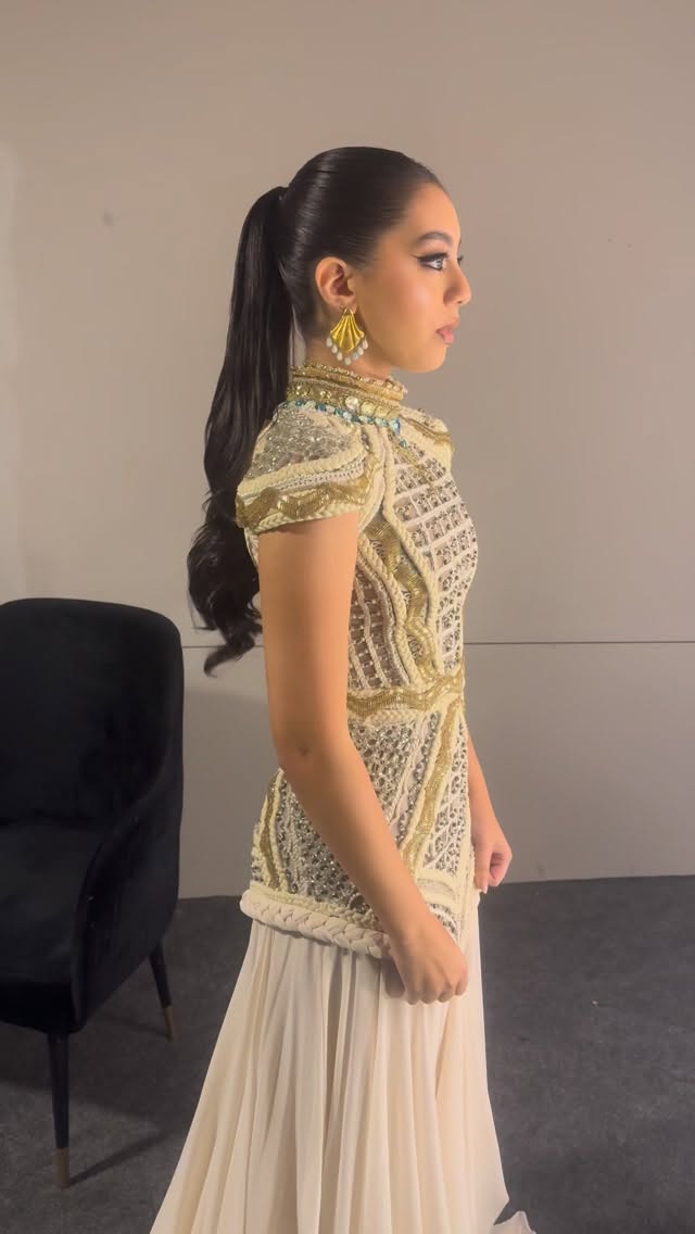  ياسمينا بفستان طويل باللون الأوف وايت،