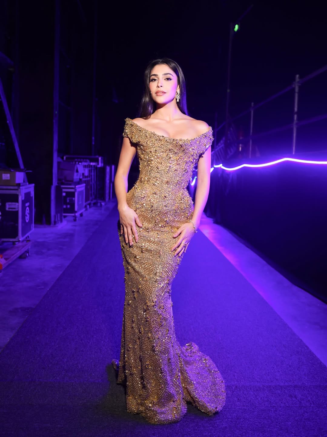 ياسمينا زيتون بفستان الحورية المرصع بالذهبي