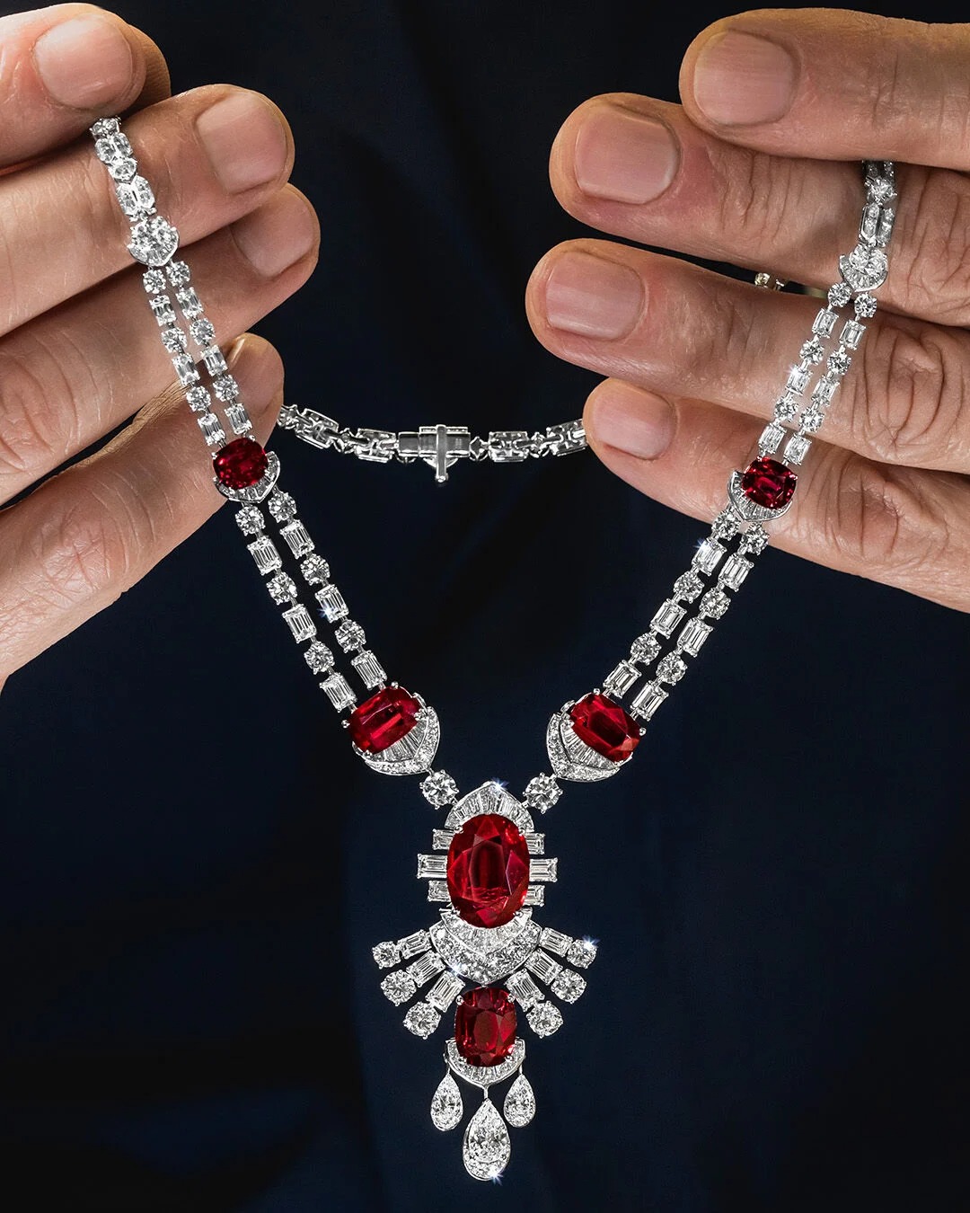 ياقوت فاخر في قلادة ثمينة من Graff