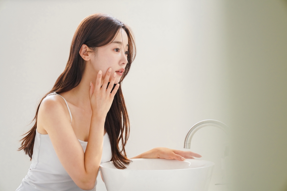 يبدأ الروتين الصباحي بتنظيف البشرة بلطف باستخدام منظف زيتي لإذابة الشوائب الدهنية