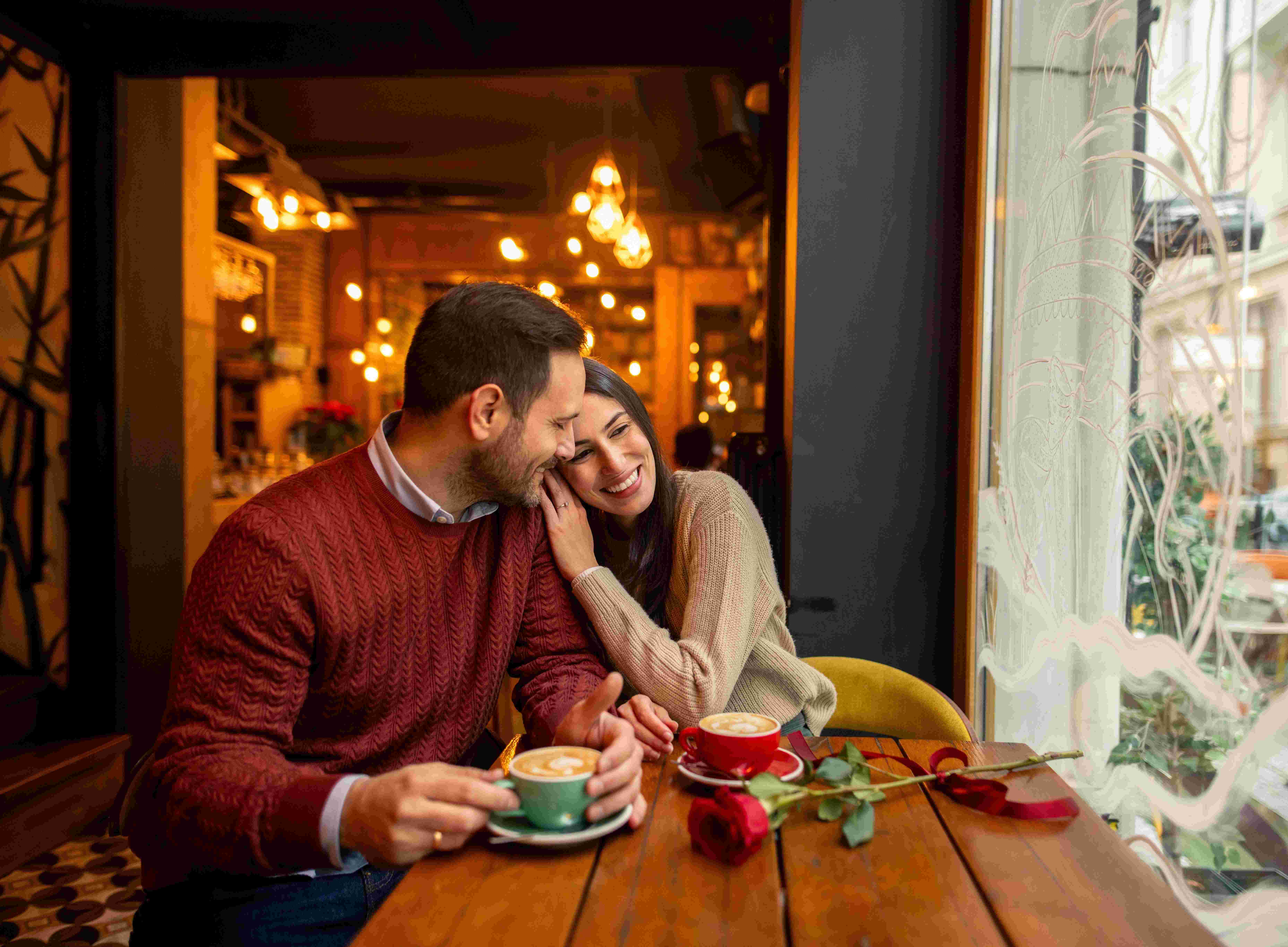 يتحول إعجاب الرجل إلى حب عند رغبته في قضاء وقت أطول معك