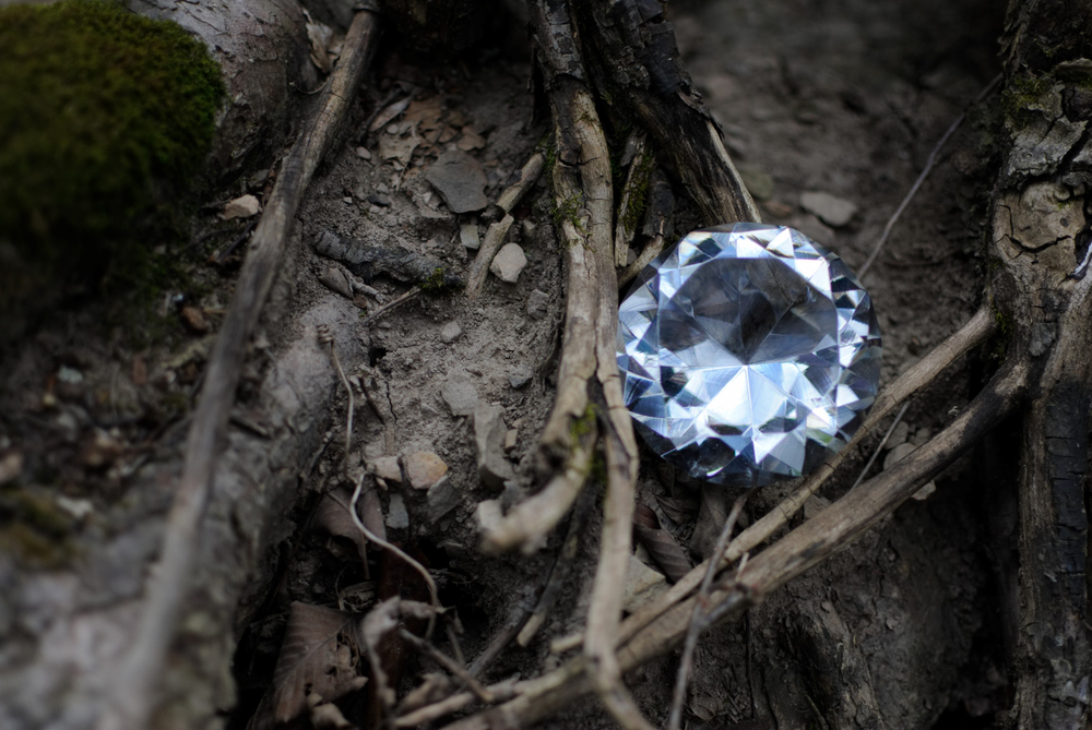 يتشكّل الألماس تحت حرارة مرتفعة جداً وتحت الأرض