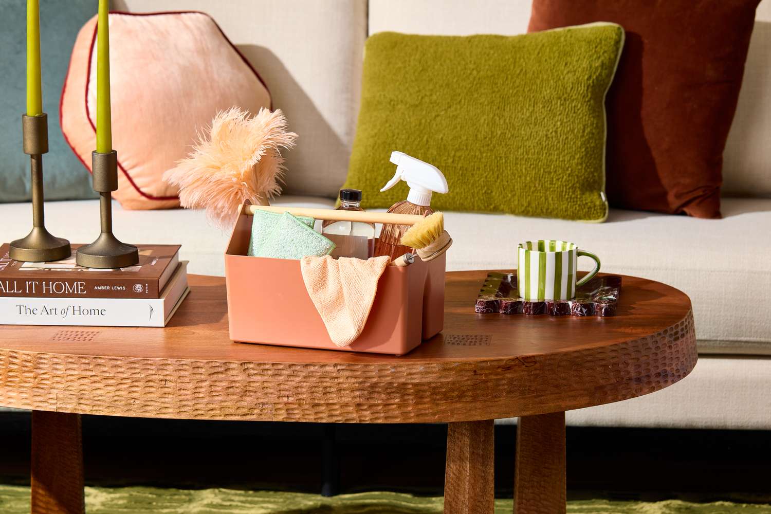 يتطلب الحفاظ على رونق الأثاث الخشبي معرفة دقيقة بأساليب التنظيف الصحيحة