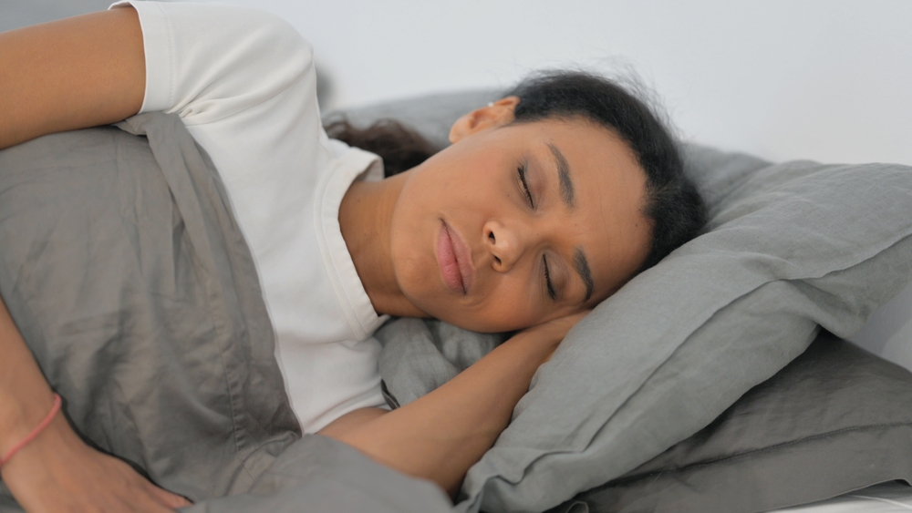 يتعرّض الجلد للانثناء والضغط لساعات طويلة يومياً عند النوم على جنب