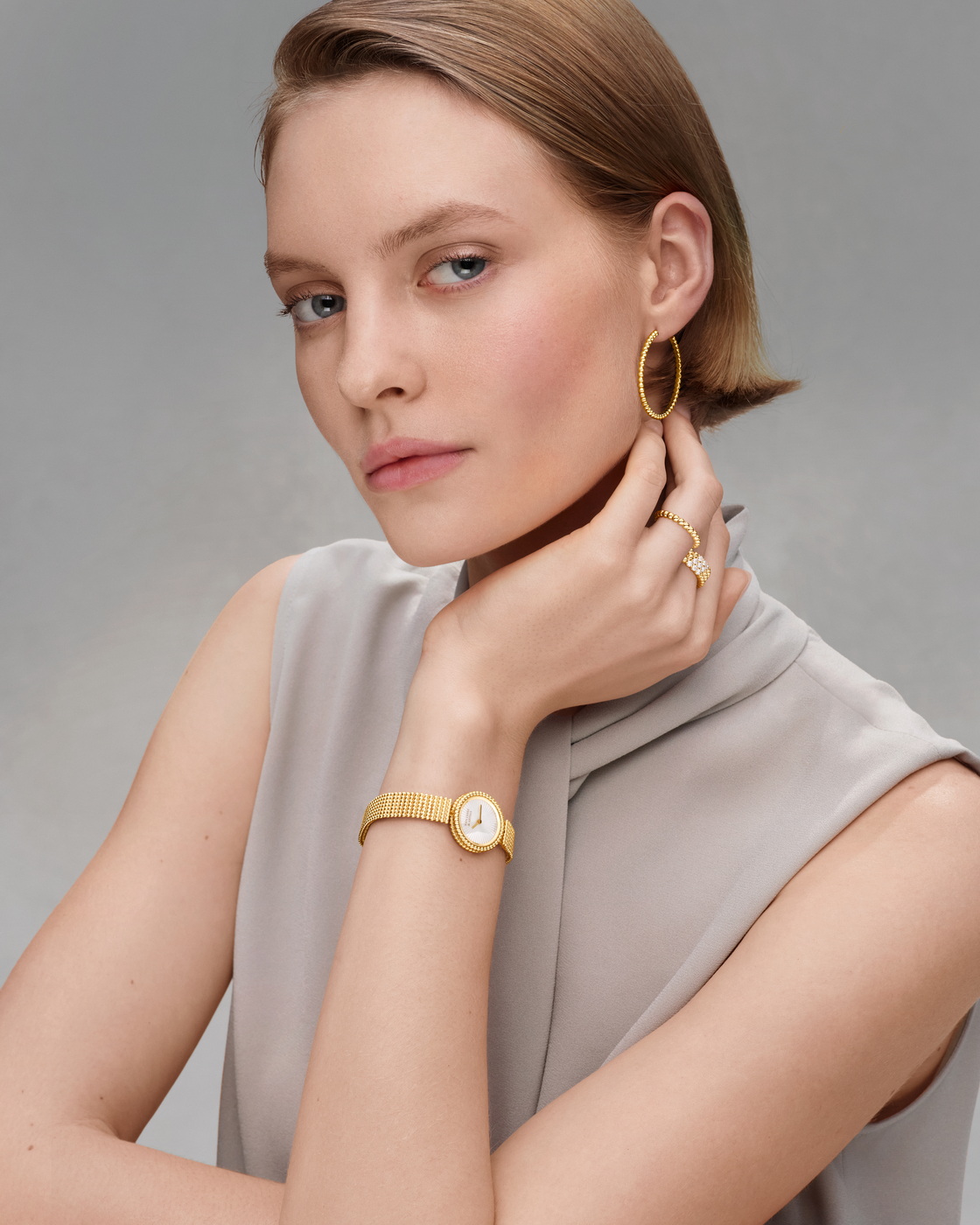 يتفحـص الخبـراء كل جوهـرة بعناية فائقـة