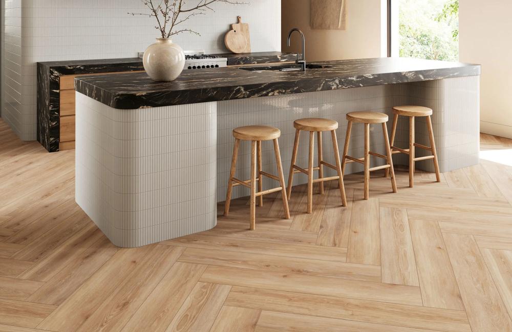 يتم اختيار الألواح الخشبية العريضة في التصميمات التي تسعى للفخامة الخالدة