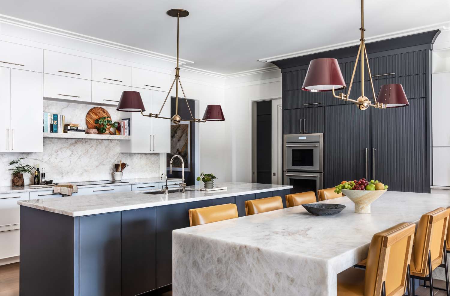 يتميز المطبخ ذو الجزيرتين بأنه مناسب للعائلات الكبيرة أو لمن يحبون الطهي الجماعي