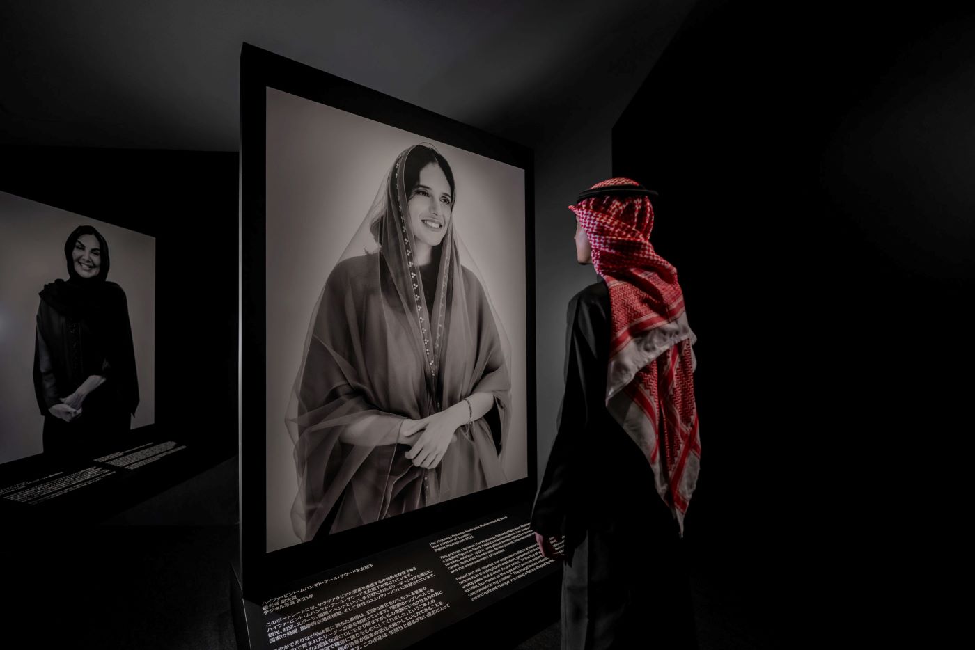 يتميز المعرض بصور معبّرة وسرد بصري معاصر