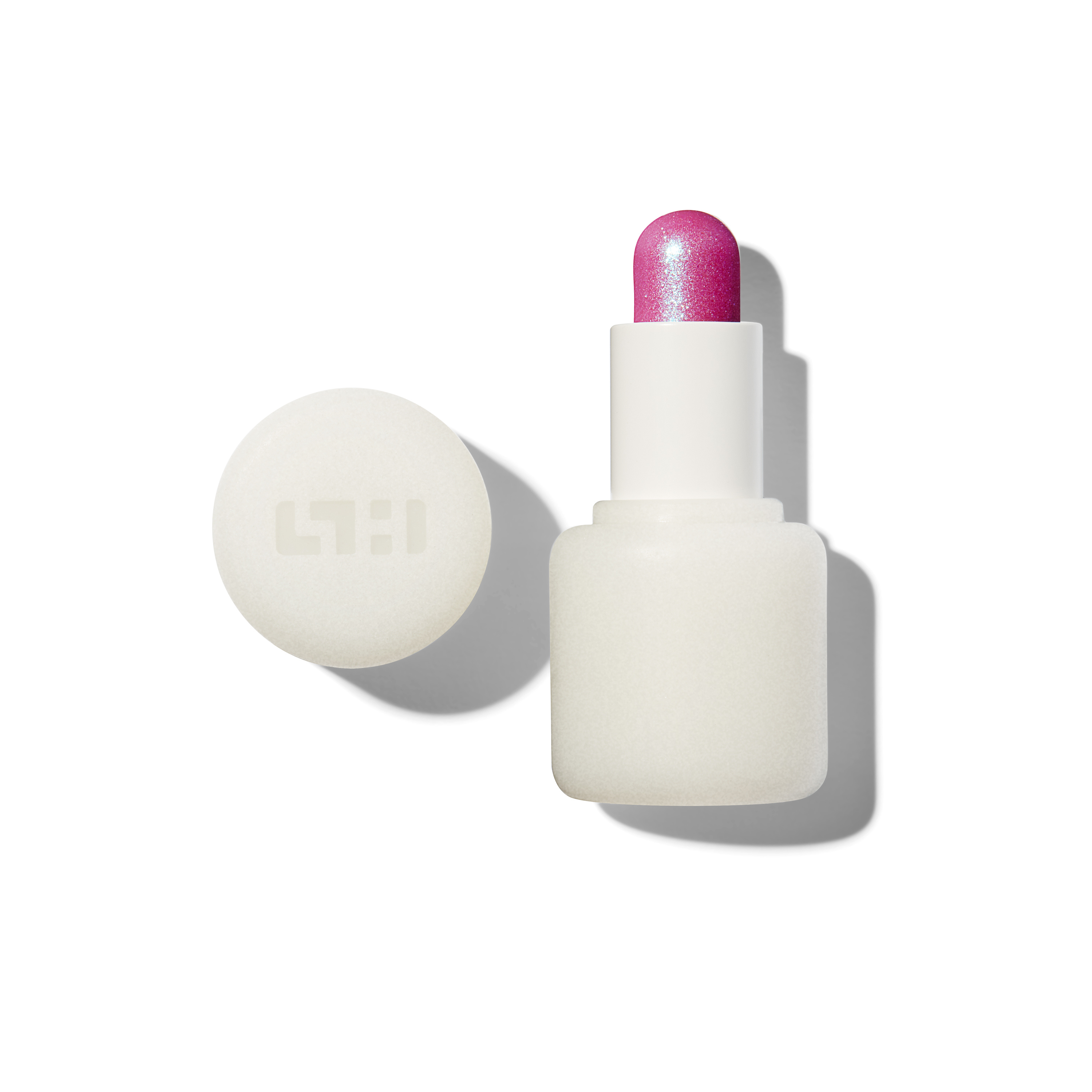 يتميز مرطّب الشفاه الجديد ECLIPSE MINI LIP BALM بطبقة خارجية توحي بإشراقة المعادن والنجوم