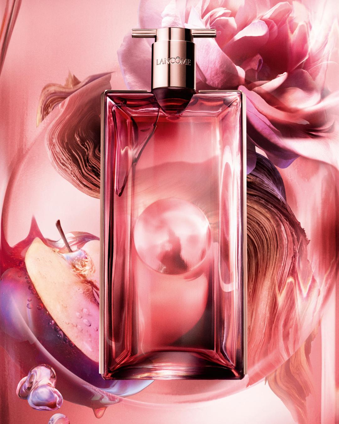 يتميّز عطر إيدول باور بتوليفة عطرية آسرة من الورد وخشب الصندل