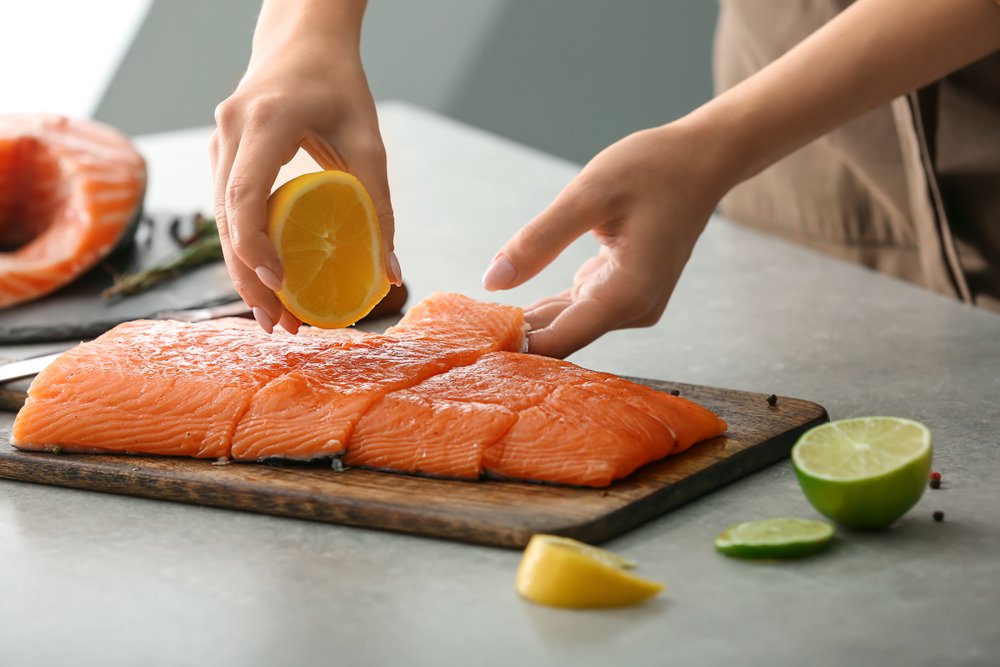 يتواجد الكرياتين في الأسماك واللحوم الحمراء كما يمكن الحصول عليه من المكملات