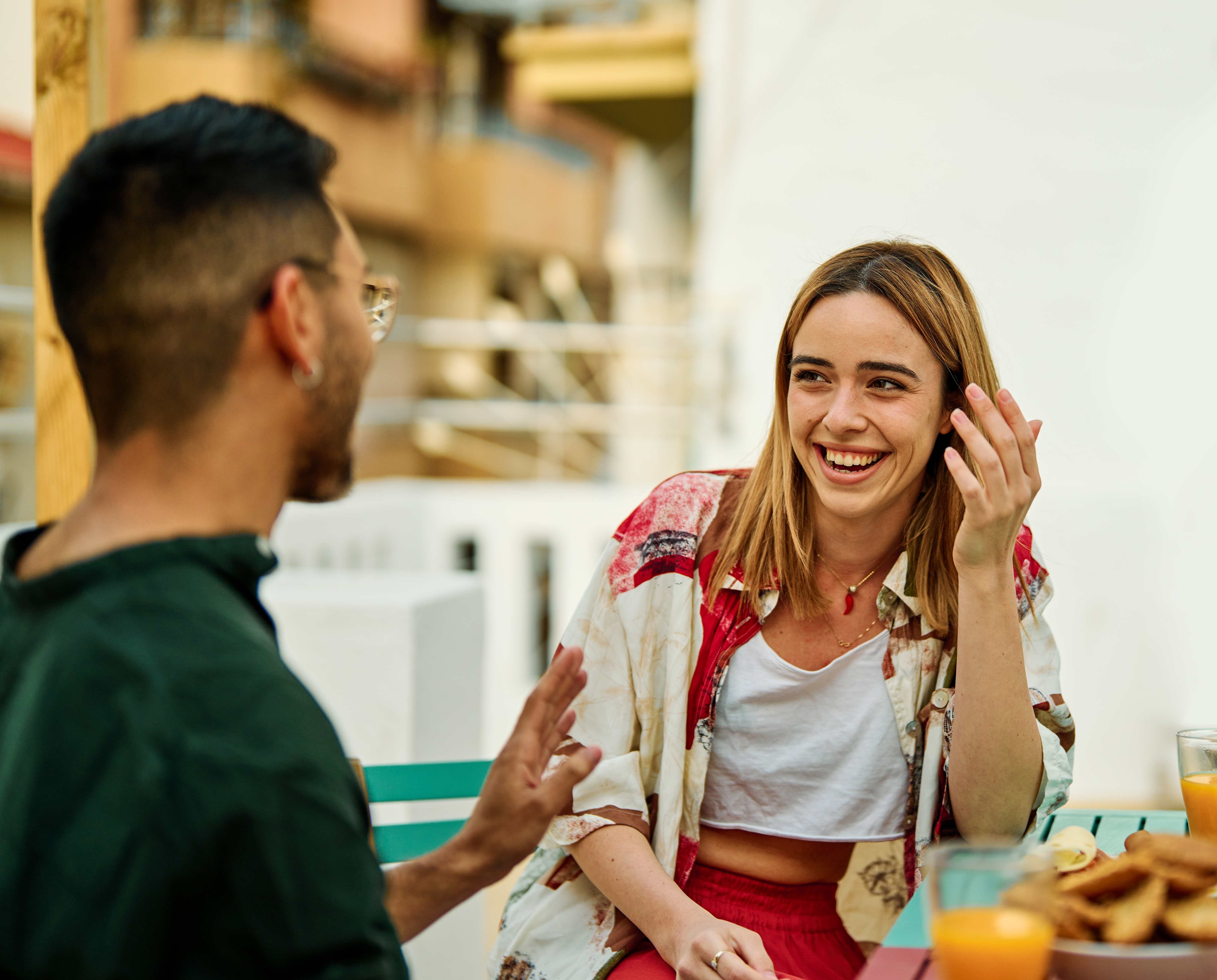 يتوقف الرجل عن اختبار المرأة بمجرد شعوره بالأمان والاطمئنان معها