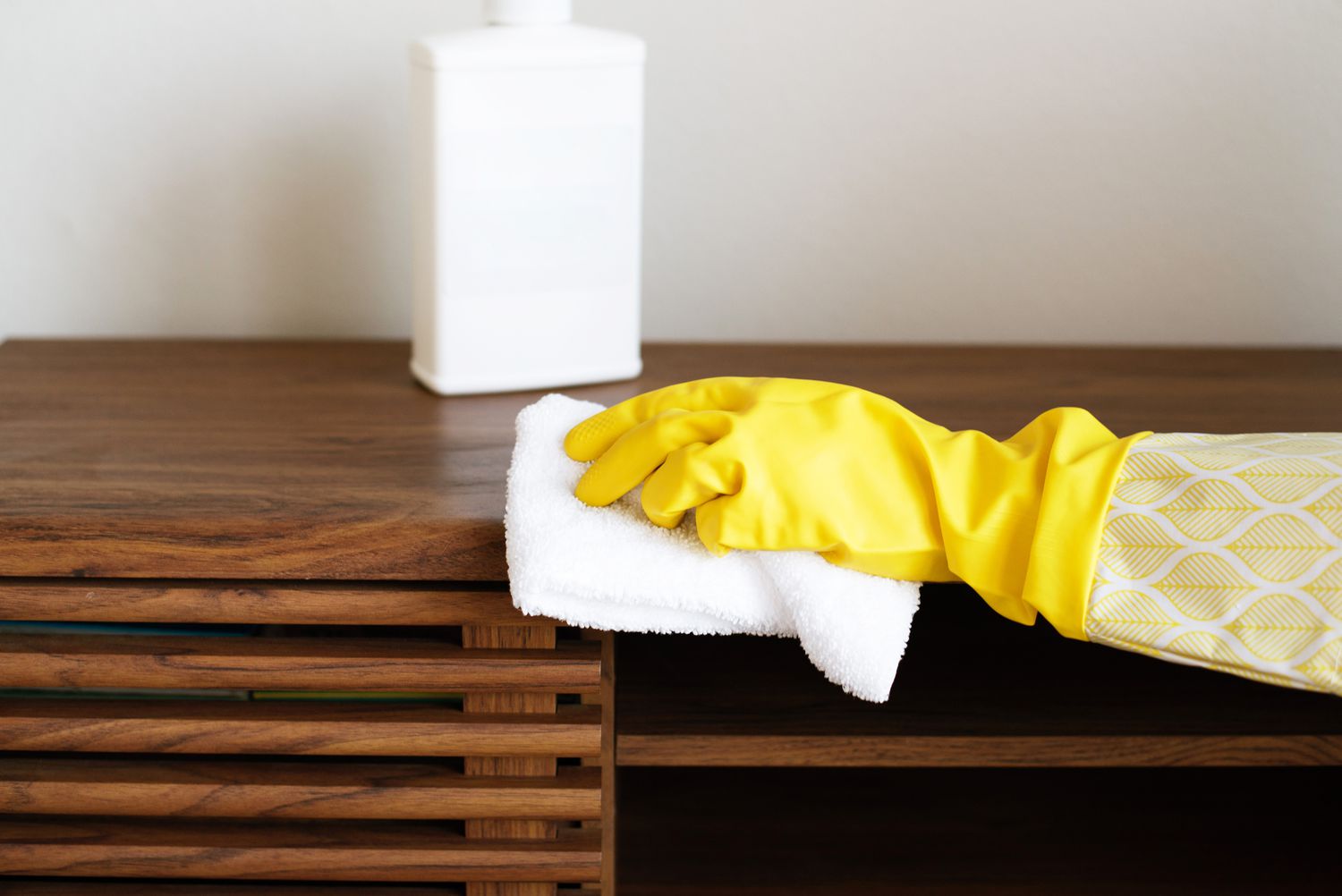 يجب تنظيف الأثاث الخشبي بقطعة قماش من الميكروفايبر