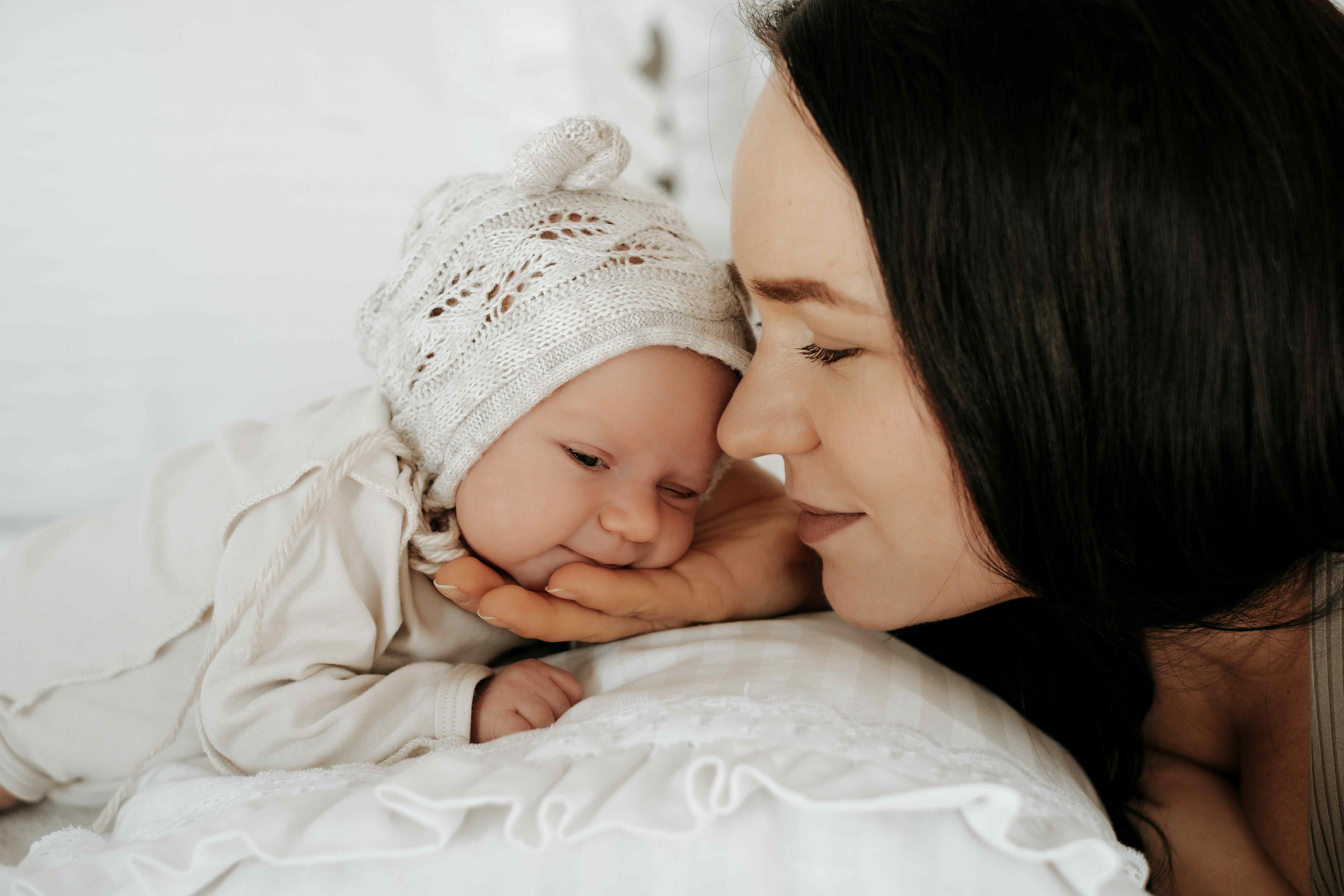 يجب ملاجظة علامات الطفل السليم بعد الولادة لاكتشاف أي تفاصيل غير طبيعية 