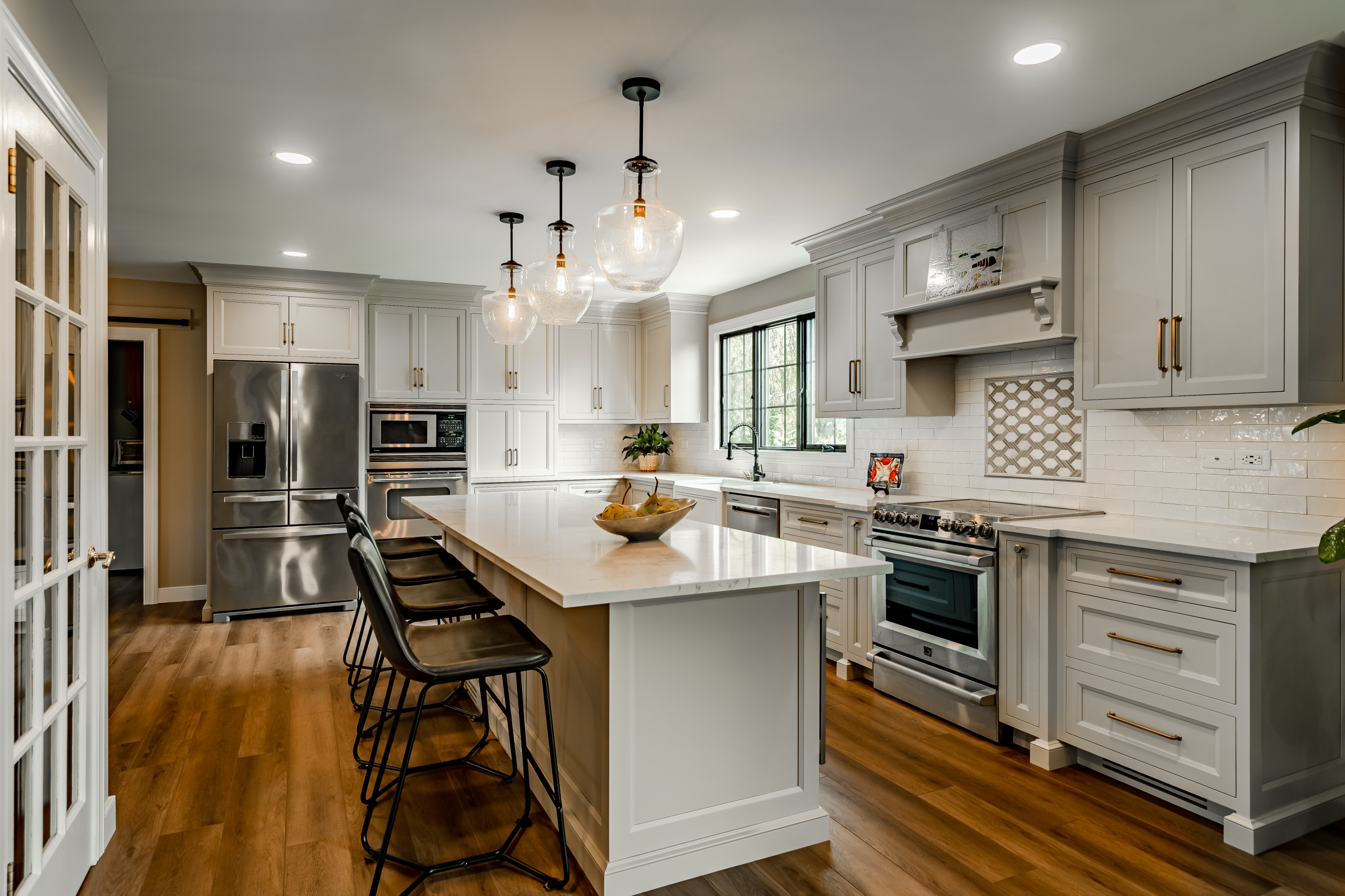 يجمع المطبخ على شكل حرف L بين الكفاءة والجمالية