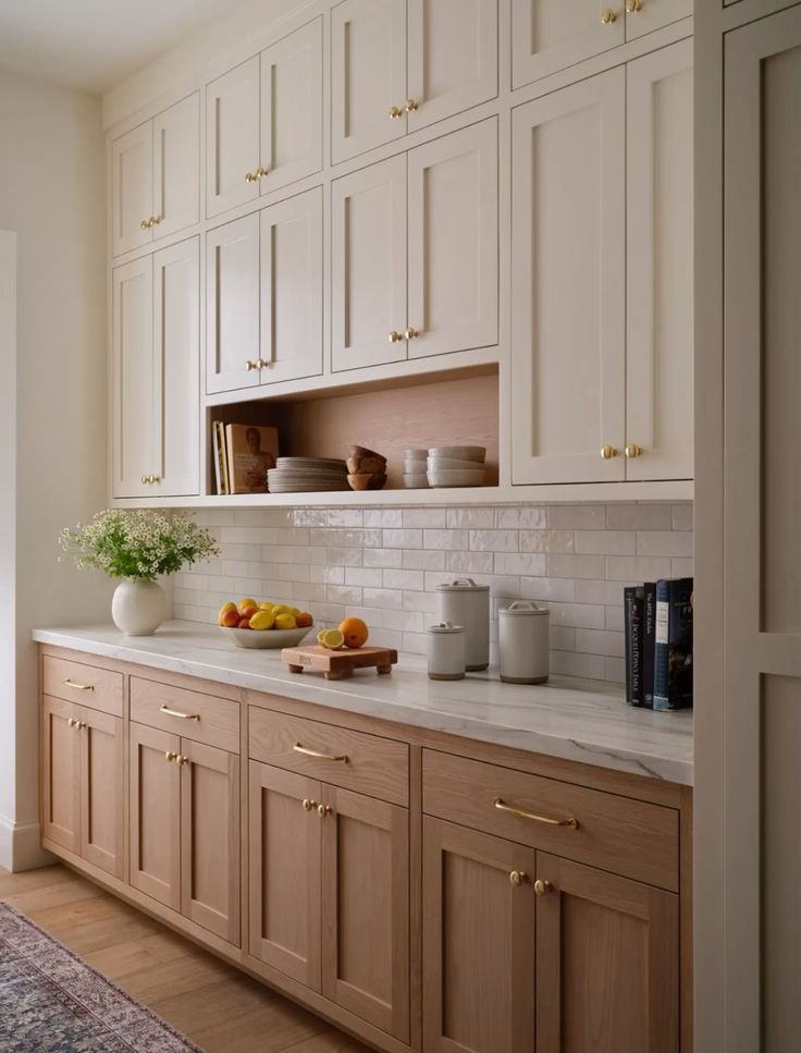 يجمع مزيج الأبيض والتان الأناقة العصرية والراحة العملية