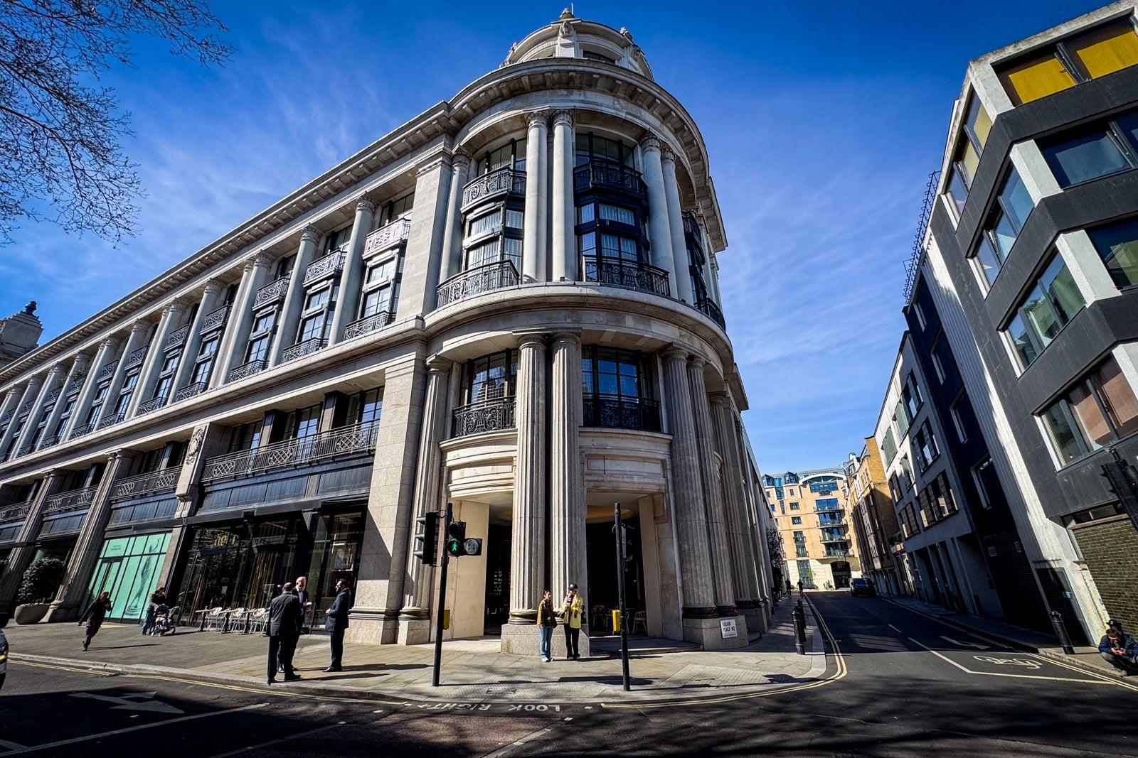 يحتضن مبنى The Whiteley التاريخي الفندق، الذي يجمع بين الإرث المعماري للموقع ورؤية معاصرة للضيافة الفاخرة والعافية.
