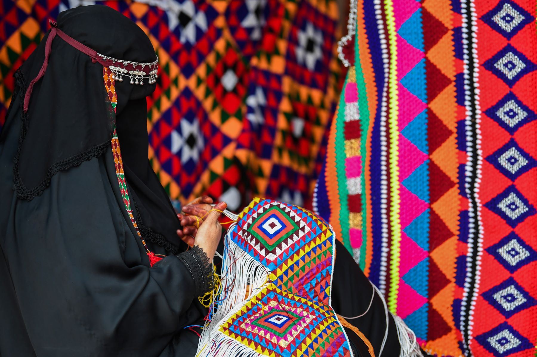 يحتفي معرض رؤية الثقافة للفنون والتراث بالحرف اليدوية