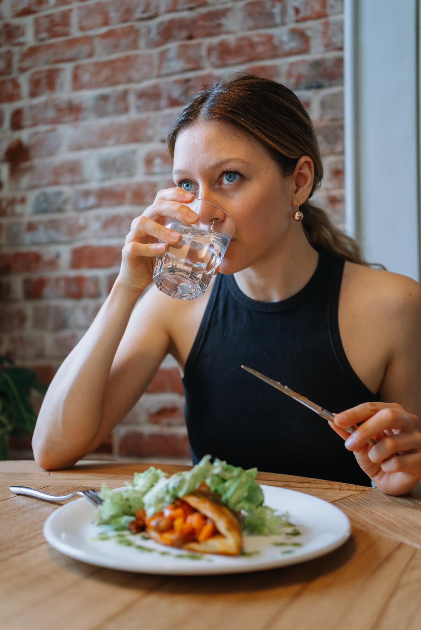 يحسّن شرب الماء أثناء الأكل عملية الهضم