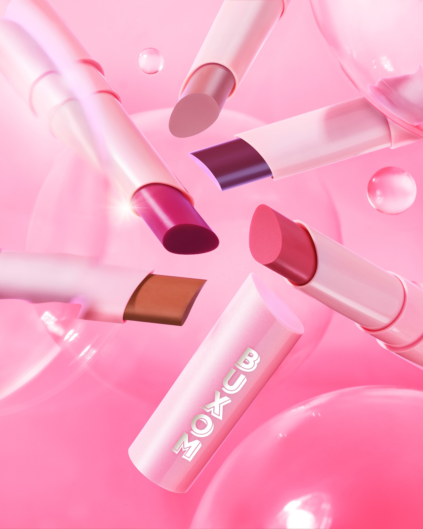 يذوب بلسم التوهج وملء الشفاه الجديد Full-On™ على الشفاه مع لمسة من لون جذّاب ولمعان رائع مما يمنحك عزيزتي  لوك مشرق ومنتعش