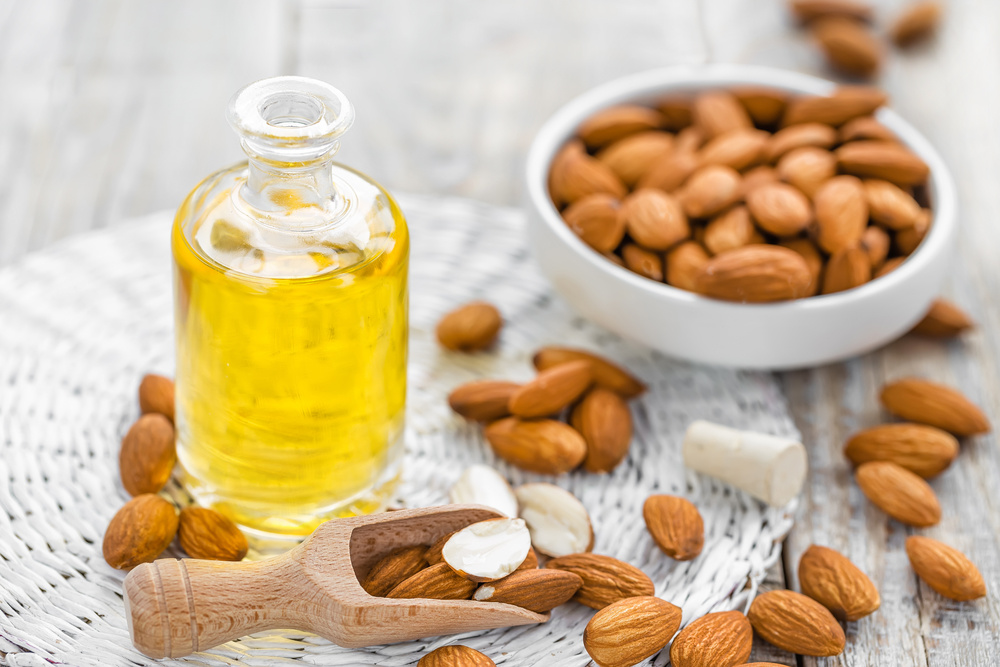 يرطب زيت اللوز البشرة دون أن يترك ملمس دهني (1)