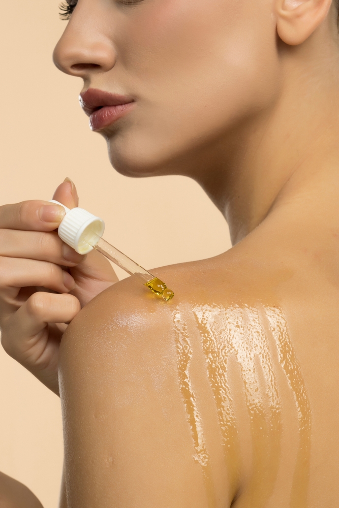 يساعد التدليك المنتظم على توحيد لون البشرة والتخلص من البقع والتصبغات الخفيفة