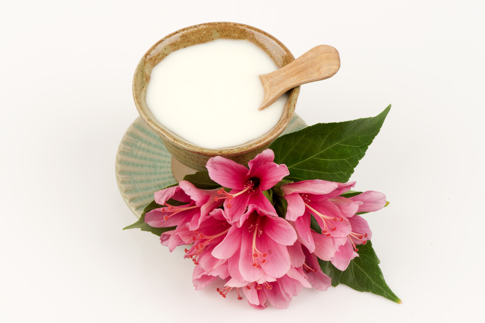 يساعد الحليب على إعادة بناء الحاجز الواقي للبشرة