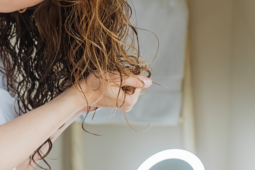 يساعد الـLeave-In على إبراز شكل التجعيدات ومنحها مرونة ومظهراً أكثر ترتيباً.