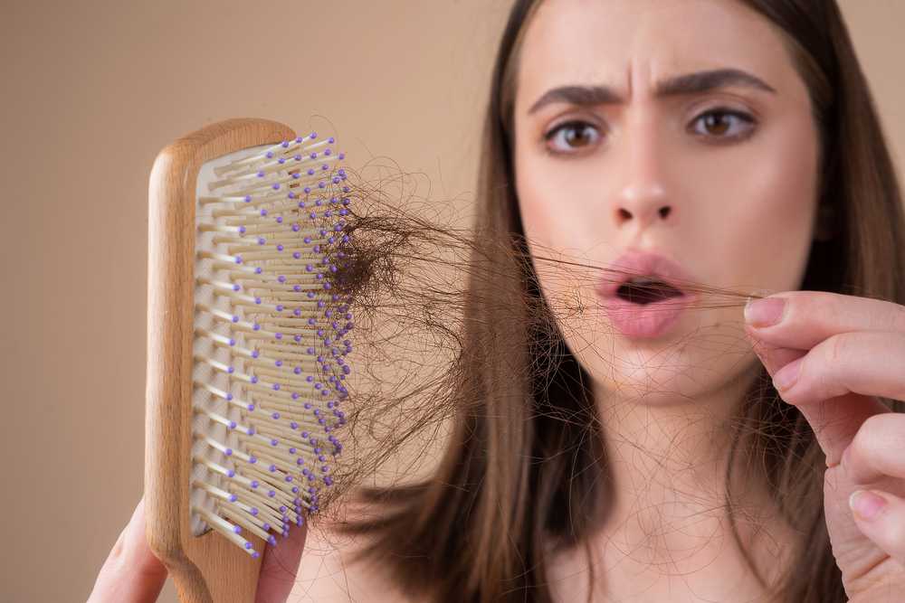 يساعد زيت اللقطين على تقوية الشعر ومنع تساقطه