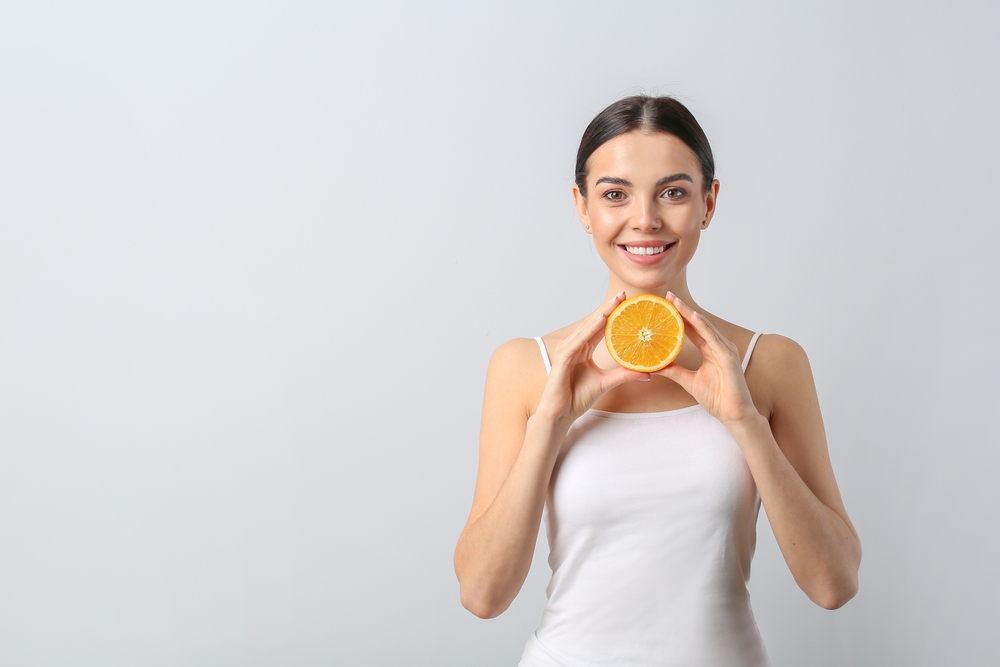 يساعد فيتامين C في تحفيز إنتاج الكولاجين المسؤول عن تماسك الجلد