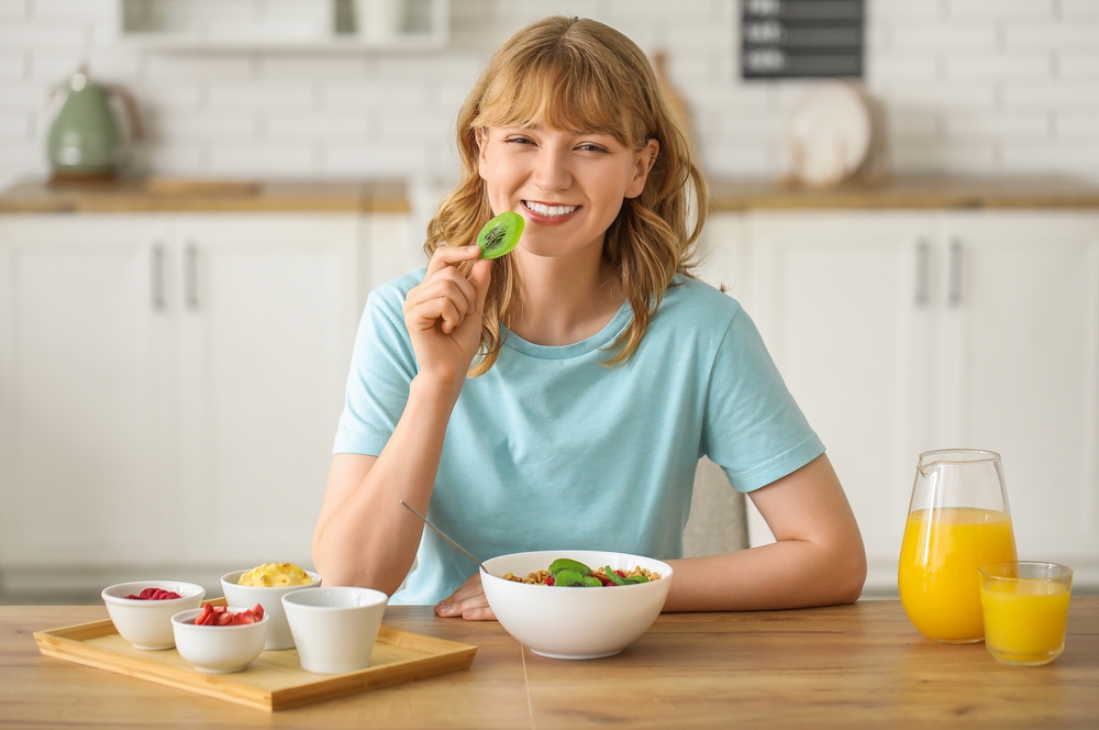 يساهم الكيوي في تقليل الاحمرار والتقشر، كما يساعد على تحسين ملمس البشرة