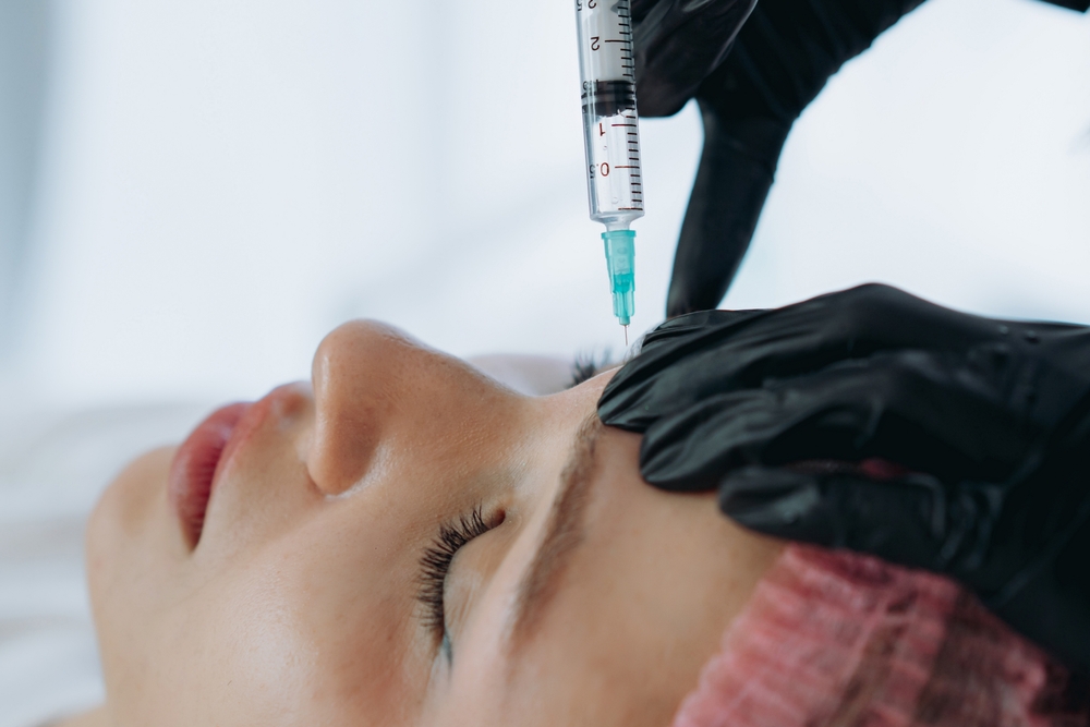 يستخدم الفيلر لتعويض فقدان الحجم في الوجه وملء التجاعيد العميقة