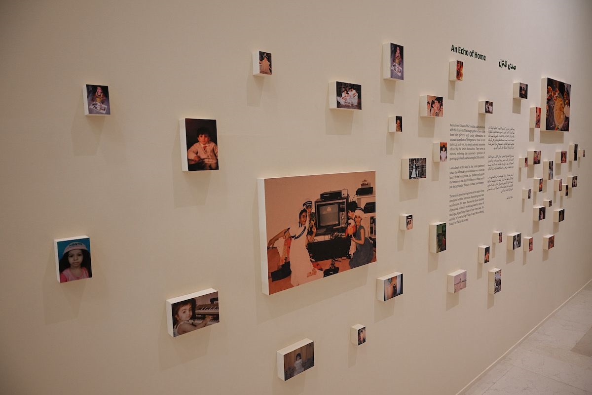يستكشف معرض صدى المألوف موضوع البيت من خلال 28 عملًا فنيًا