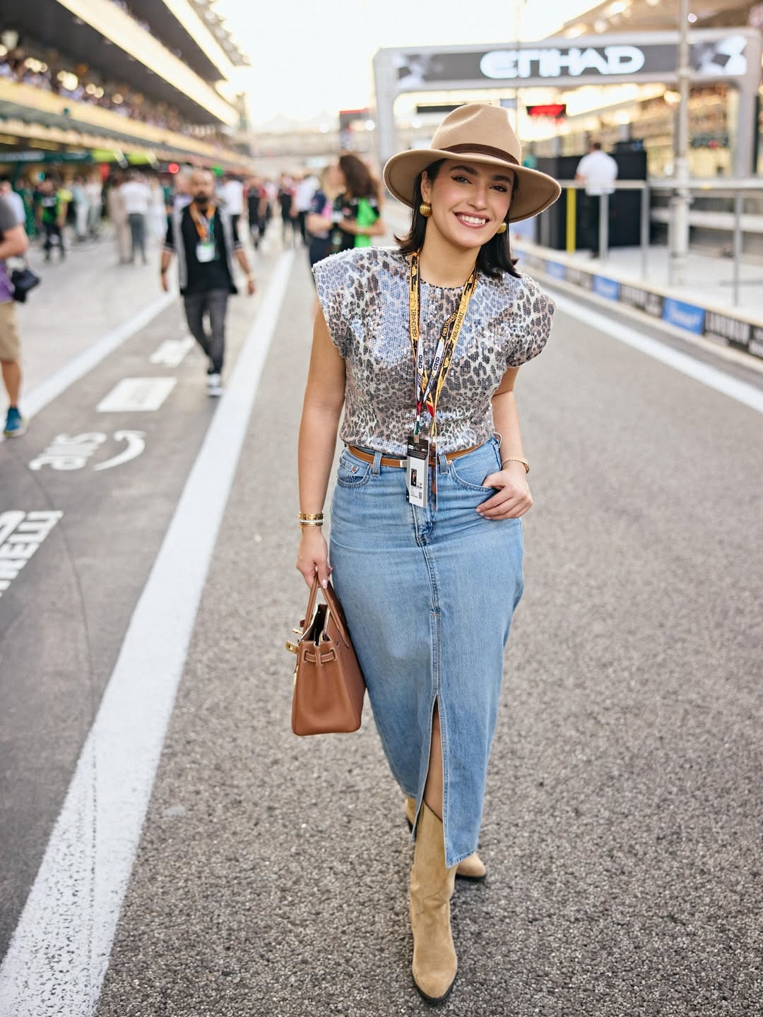 يسر الخالدي بستايل الكاوبوي بتنسيق التنورة المستقيمة من الجينز الأزرق الفاتح