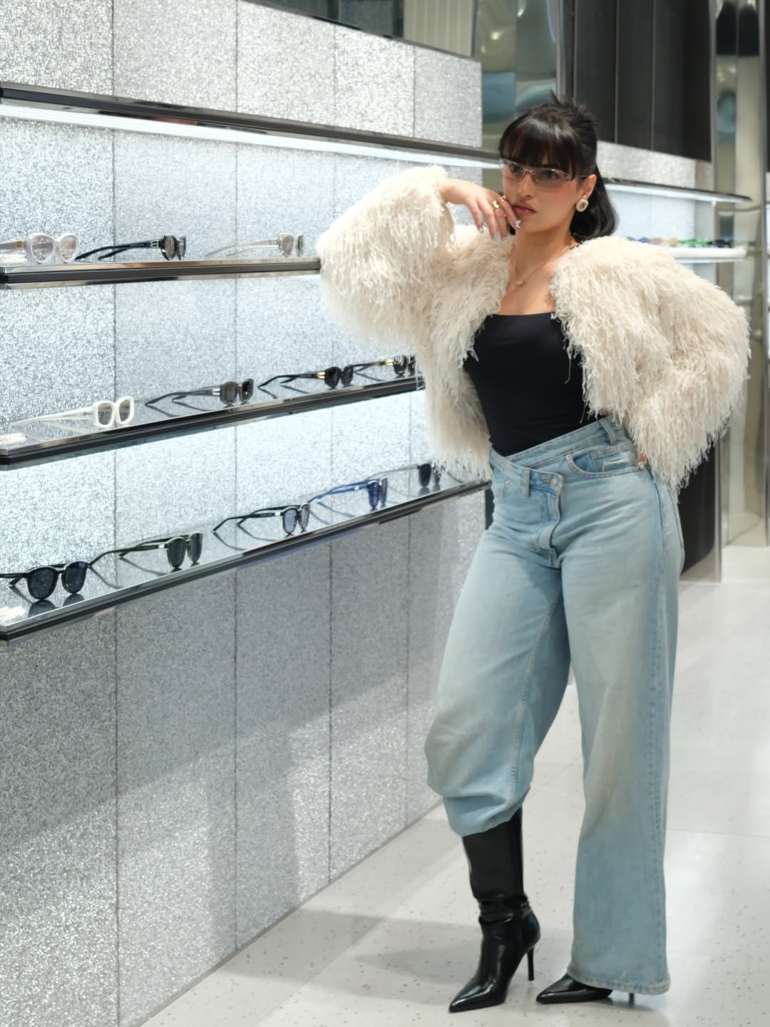 يسر الخالدي بصيحة بنطال الدنيم المصمم بقماش باهت بأرجل واسعة وخصر متداخل