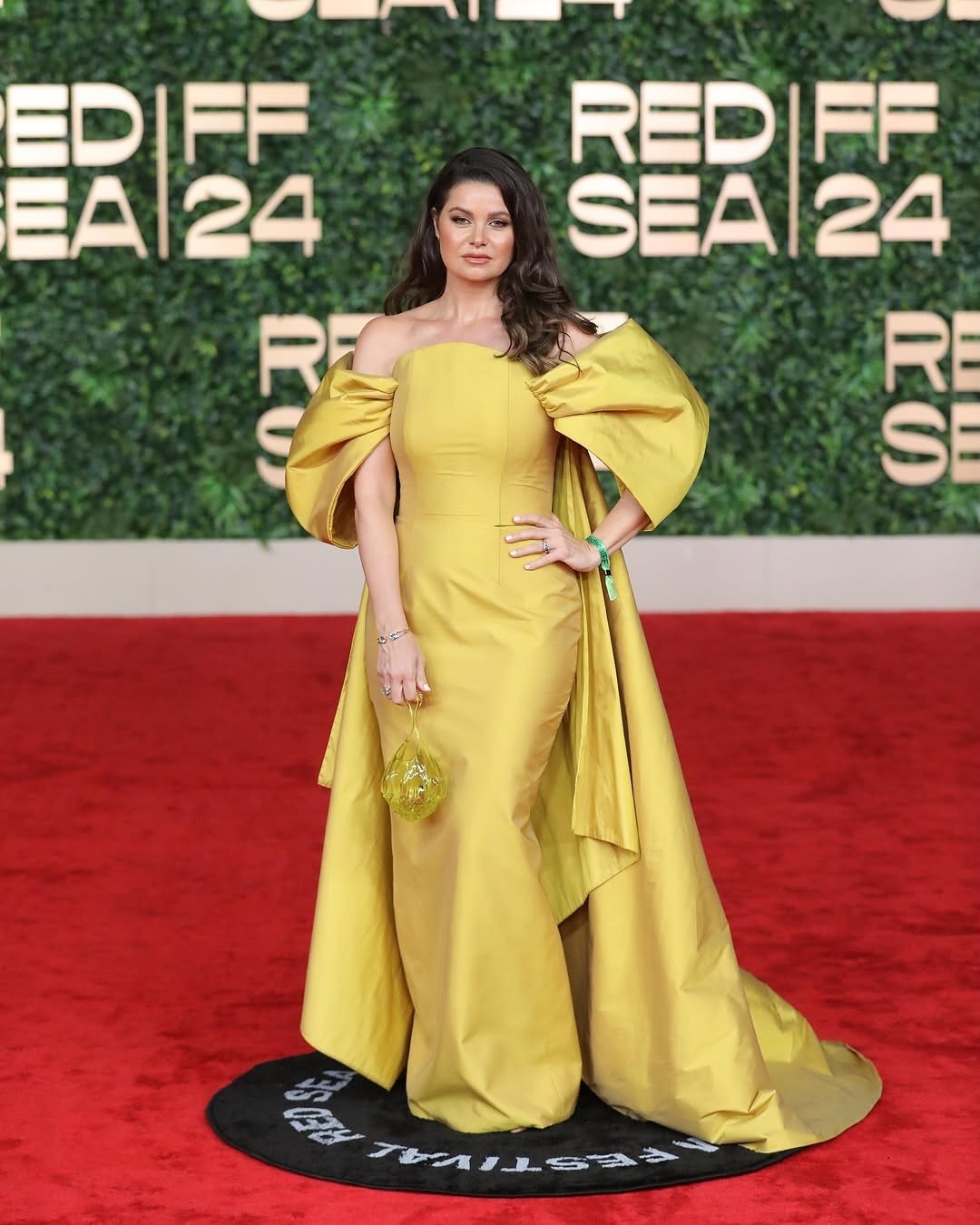 يسرا اللوزي بإطلالة منعشة باللون الأصفر 