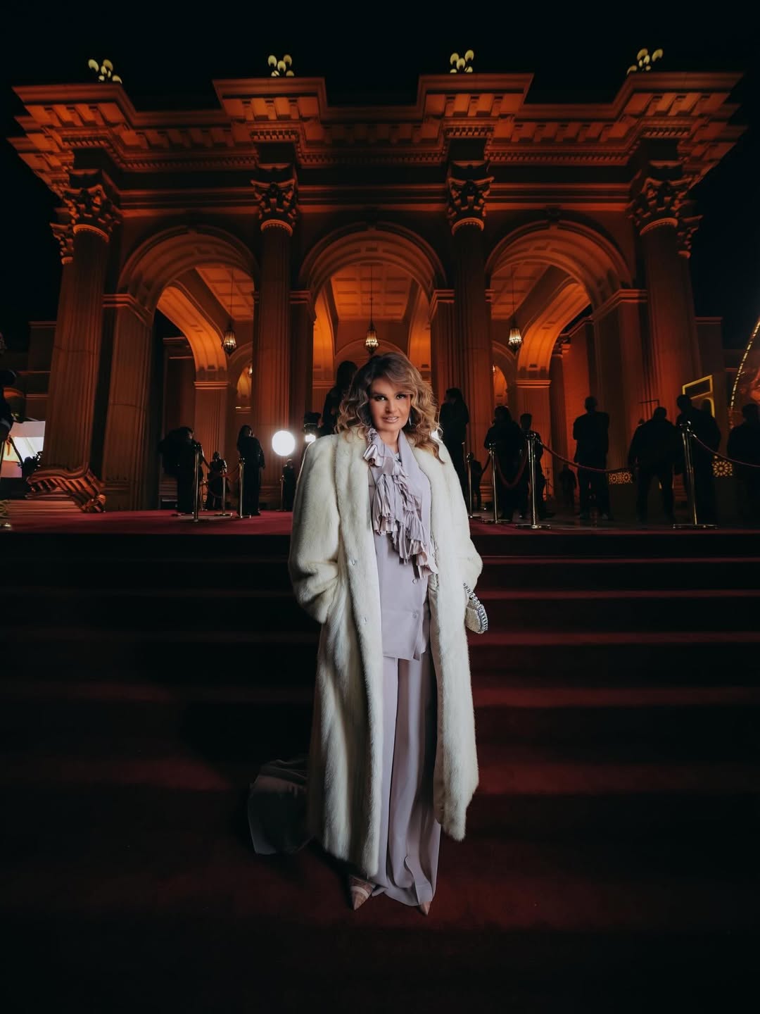 يسرا ببدلة كلاسيكية أنيقة  بلون نيود ناعم