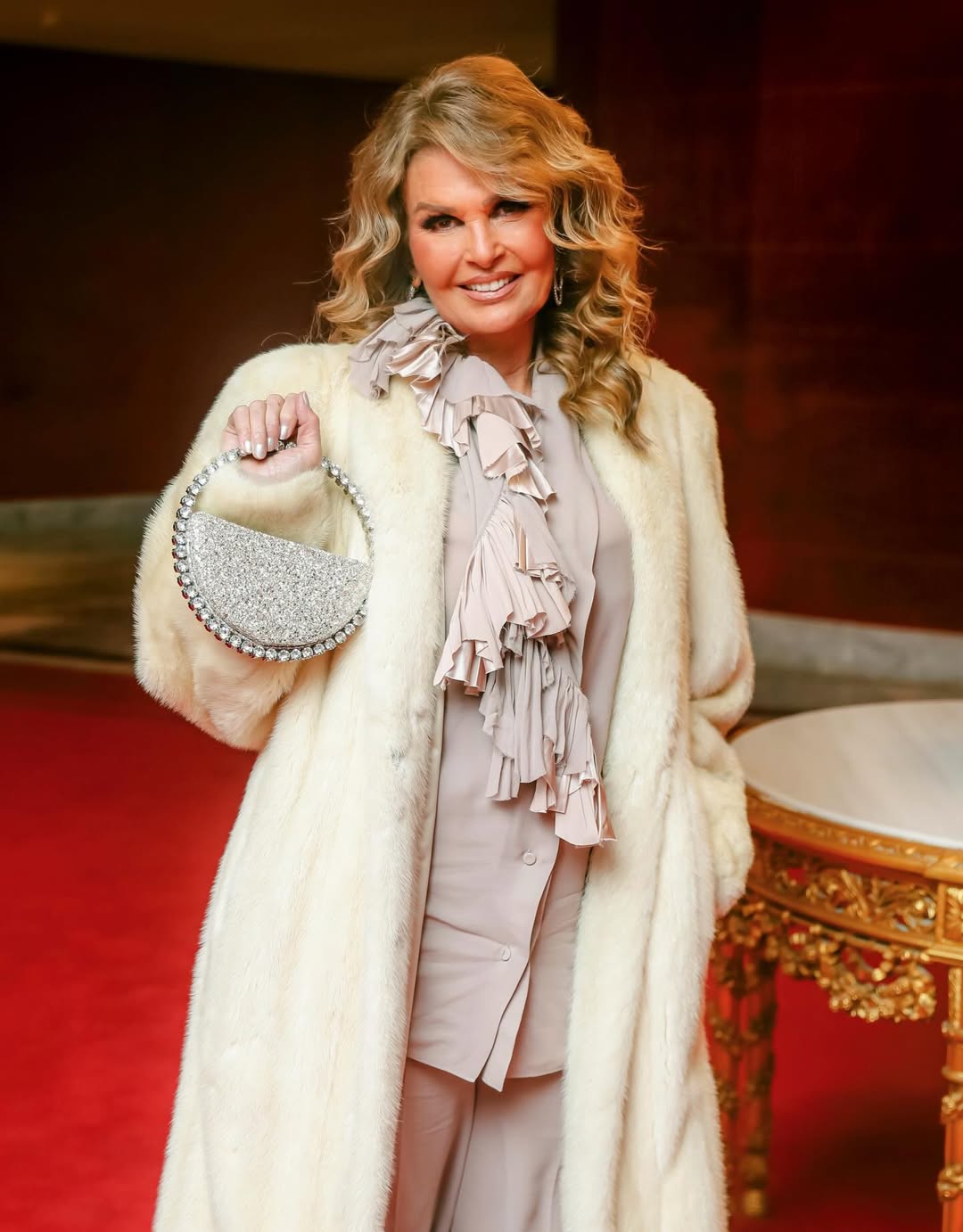 يسرا ببدلة كلاسيكية من ماركة Alberta ferretti بلون نيود ناعم