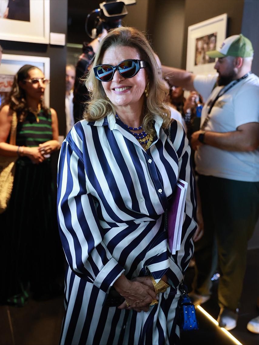 يسرا بفستان طويل مقلم بالأبيض والأسود