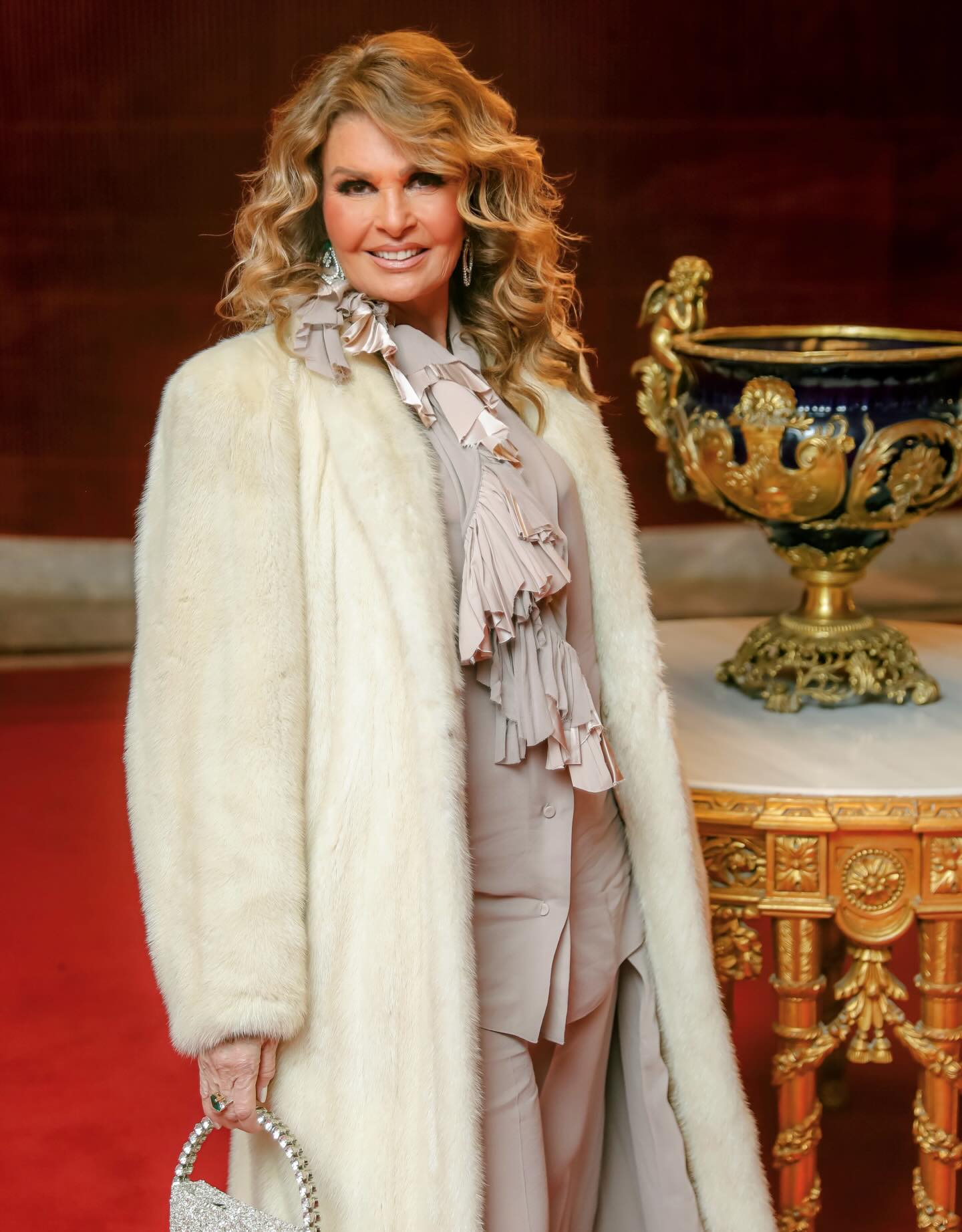 يسرا بمجوهرات فاخرة