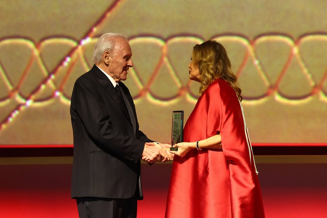 يسرا تكرم النجم والممثل الأسطوري أنتوني هوبكنز 