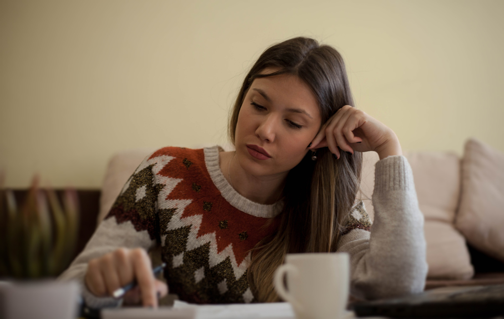 يسعى جيل زد لتقليل التحفيز المستمر عن طريق ممارسة الهوايات أو القراءة