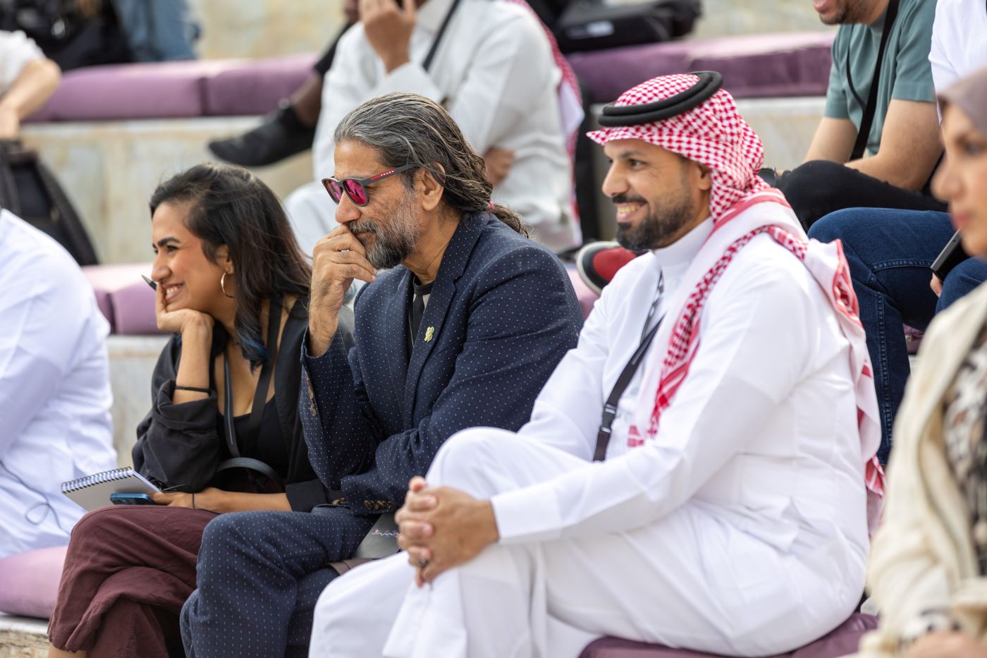 يشارك في المؤتمر نسخة من الشخصيات الفنية والثقافية