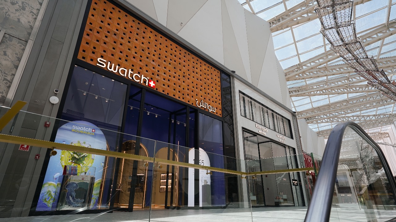 يضم المتجر تشكيلة متكاملة من ساعات Swatch العصرية